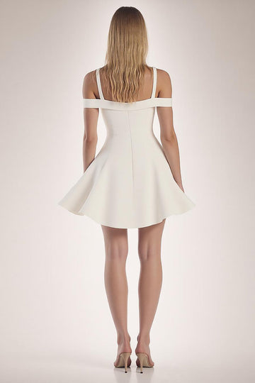 Robe blanche en satin ligne A à volants avec épaule dénudée